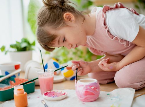 Cum se învață copiii să picteze